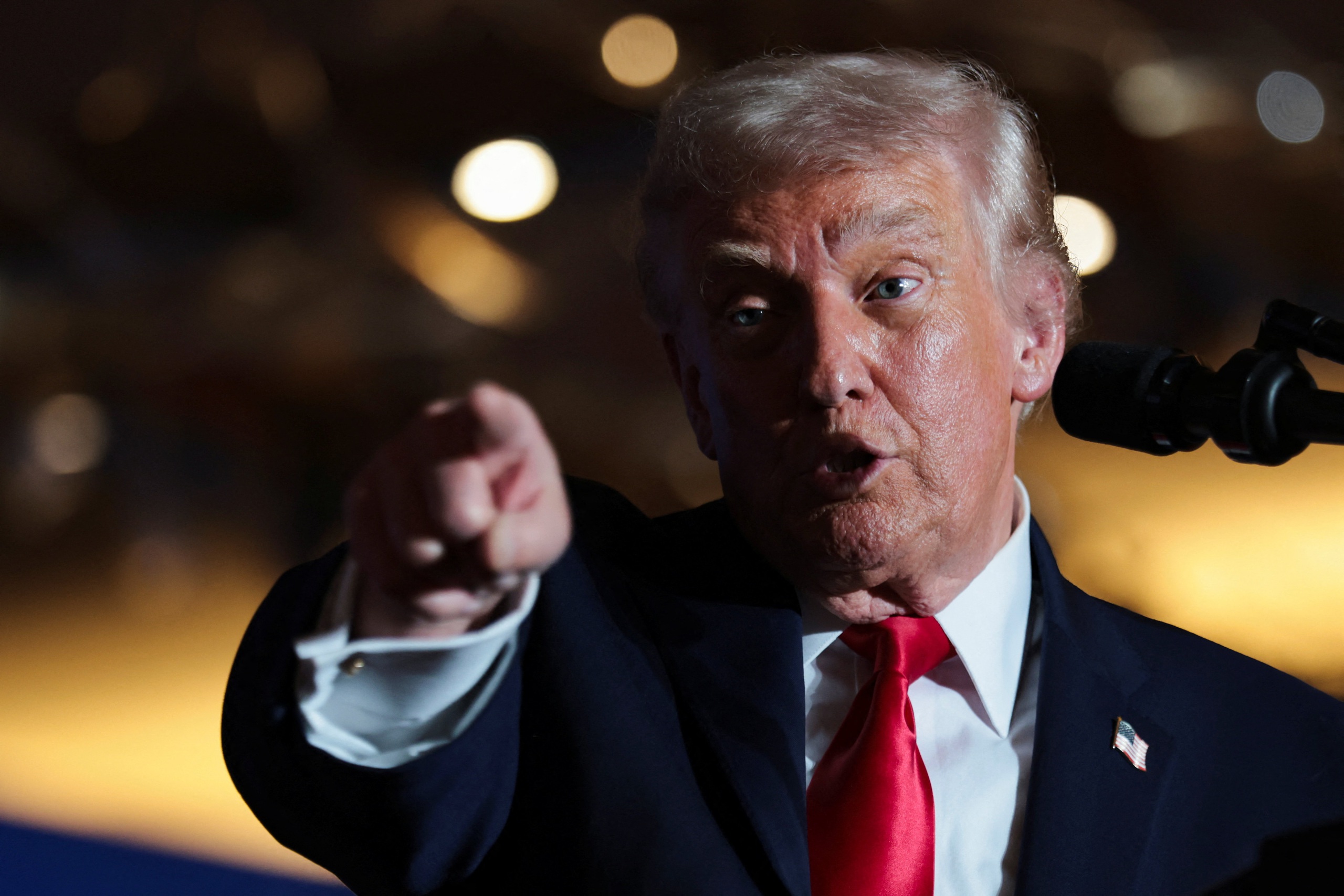 Phóng viên CNBC có đáp trả ông Trump câu 'ngài là tổng thống, không phải Chúa trời'? - Tuổi Trẻ Online